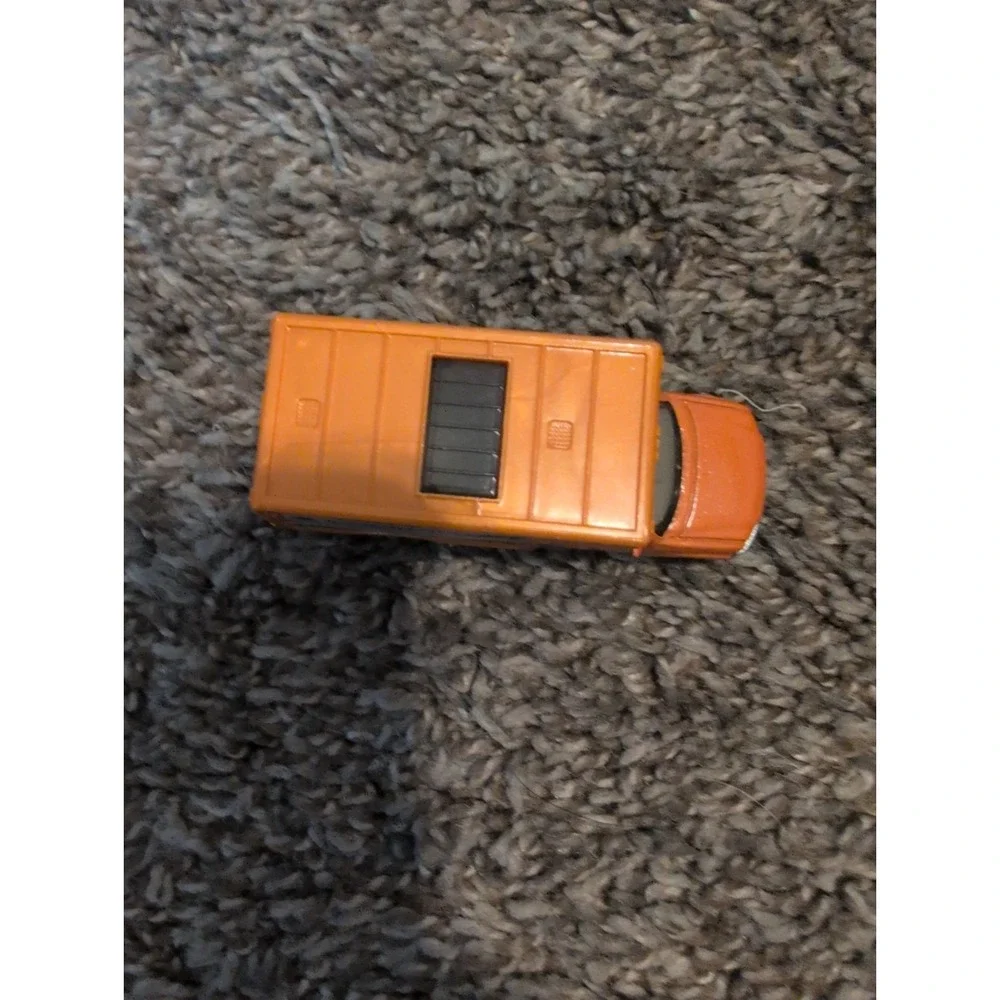 Matchbox 2008 MBX Moving Truck Die Cast Orange 1:64 Scale Commercial Vehicle